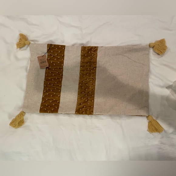 Creative co-op COOP pillow slip cover + pillow insert. Gold/orange tassels - Picture 2 of 6